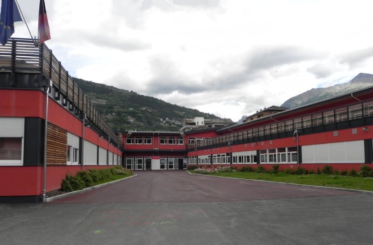 Panoramica esterna sull’Istituto Tecnico Professionale Regionale - Corrado Gex - di Aosta (58449 bytes)